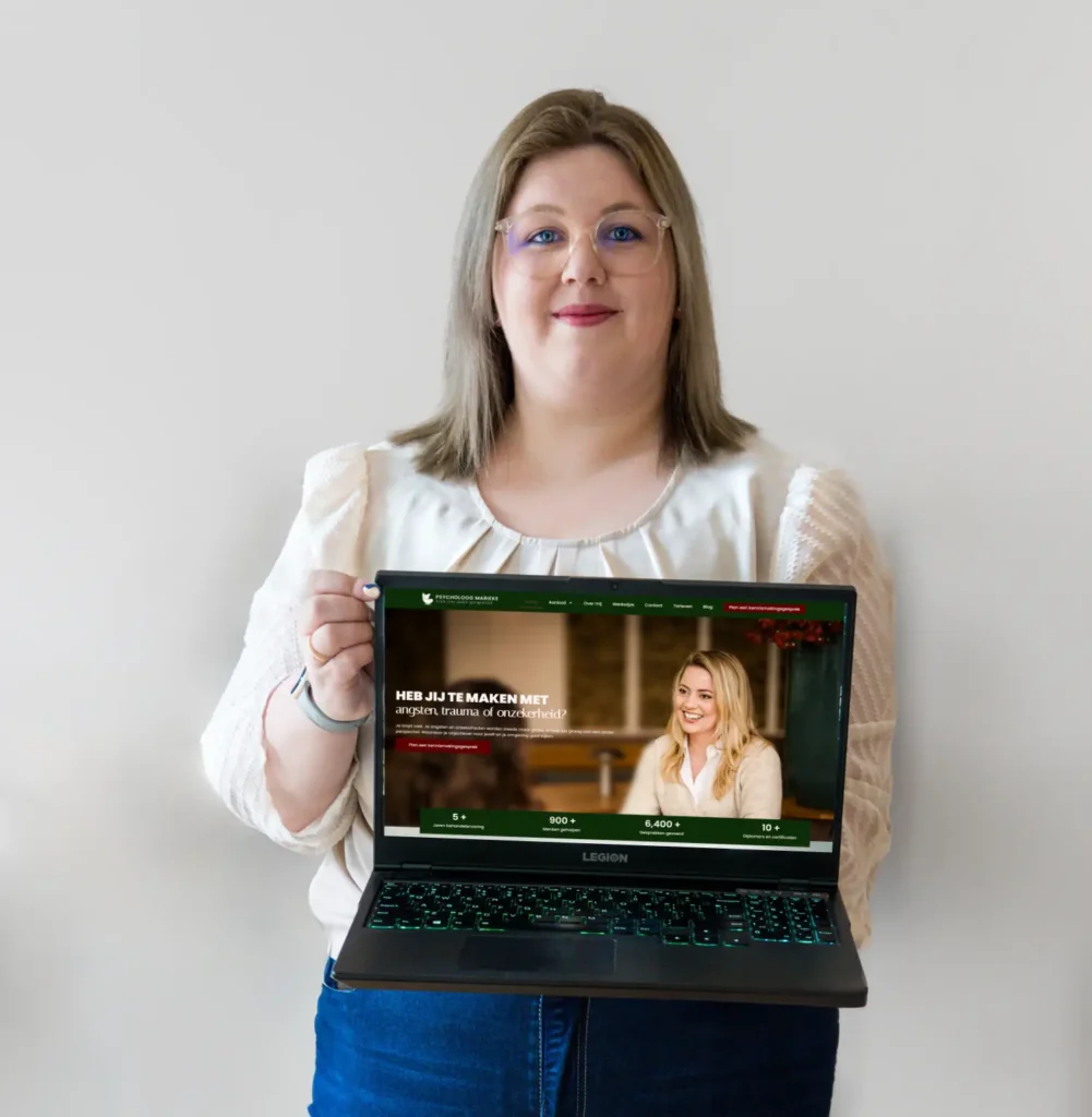 Website in een vernieuwd jasje voor Psycholoog Marieke. Zien hier Leonie met de site van Psycholoog Marieke op de laptop