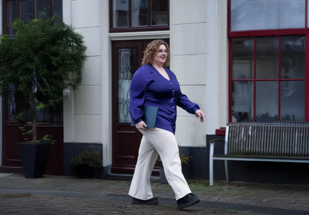 Leonie loopt met laptop naar een klant