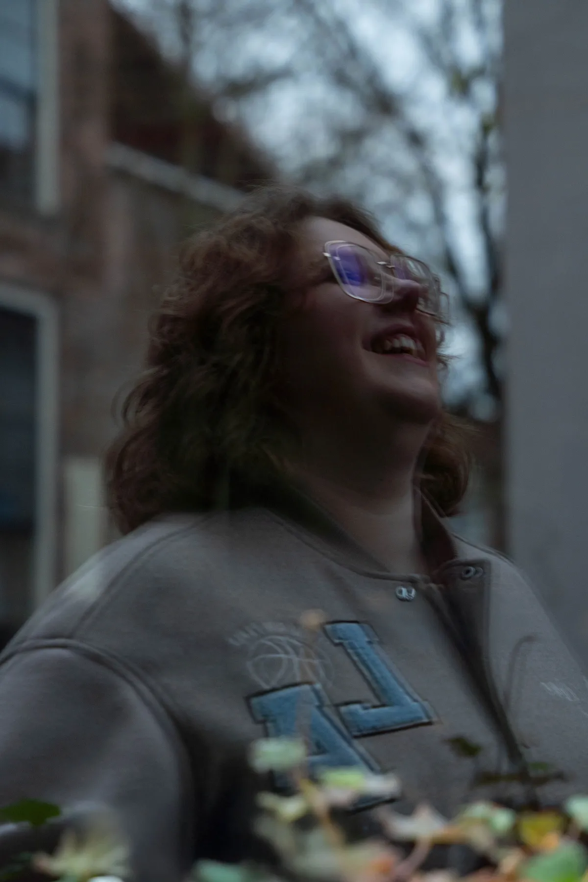 Leonie Lachend naar een klant